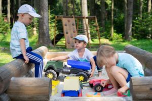 10 Outdoor-Partyspiele für Kindergeburtstage