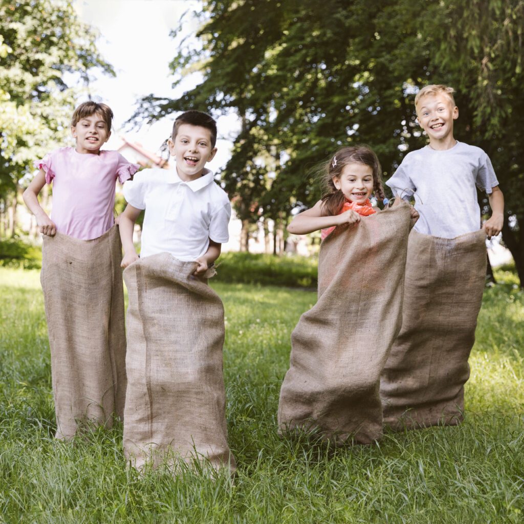 So spielt man Sackhüpfen auf einem Kindergeburtstag: Eine Schritt-für-Schritt-Anleitung