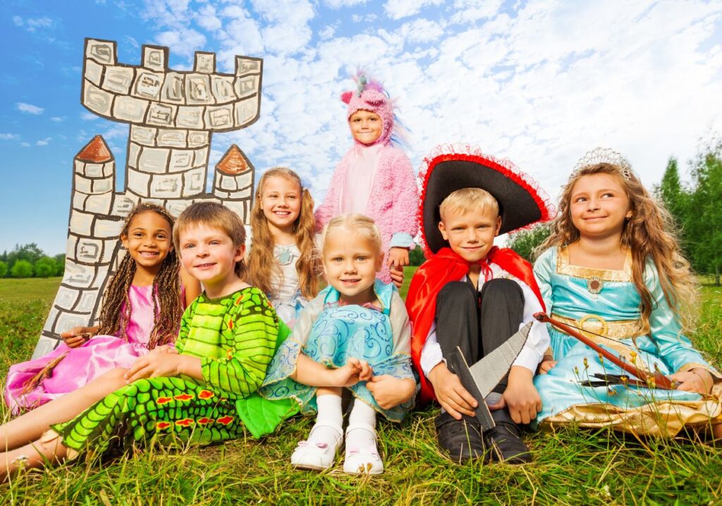 Kinderevent mit verkleidungen fröhliche kinder in unterschiedlichen kostümen